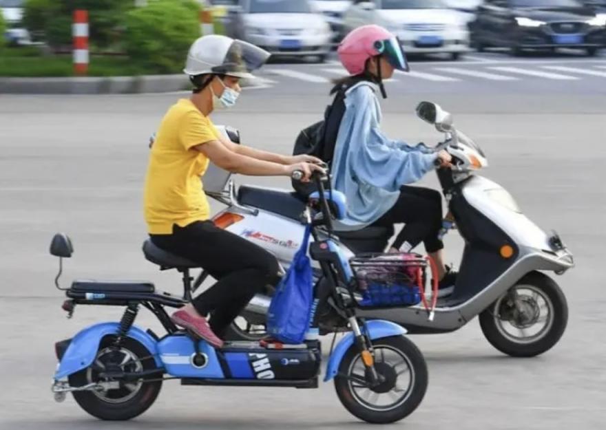 电驴限行、严查不戴头盔,为何电驴新规这么多争议?